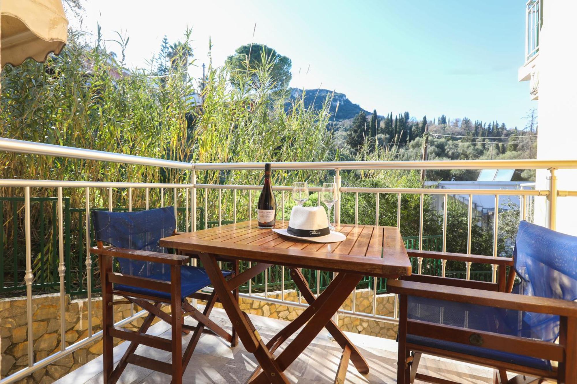 Corfu Hotel Apartments เวนิทเซส ภายนอก รูปภาพ